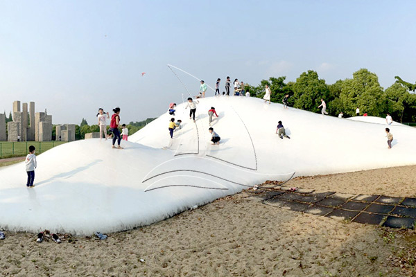 Park bouncing cloud ride